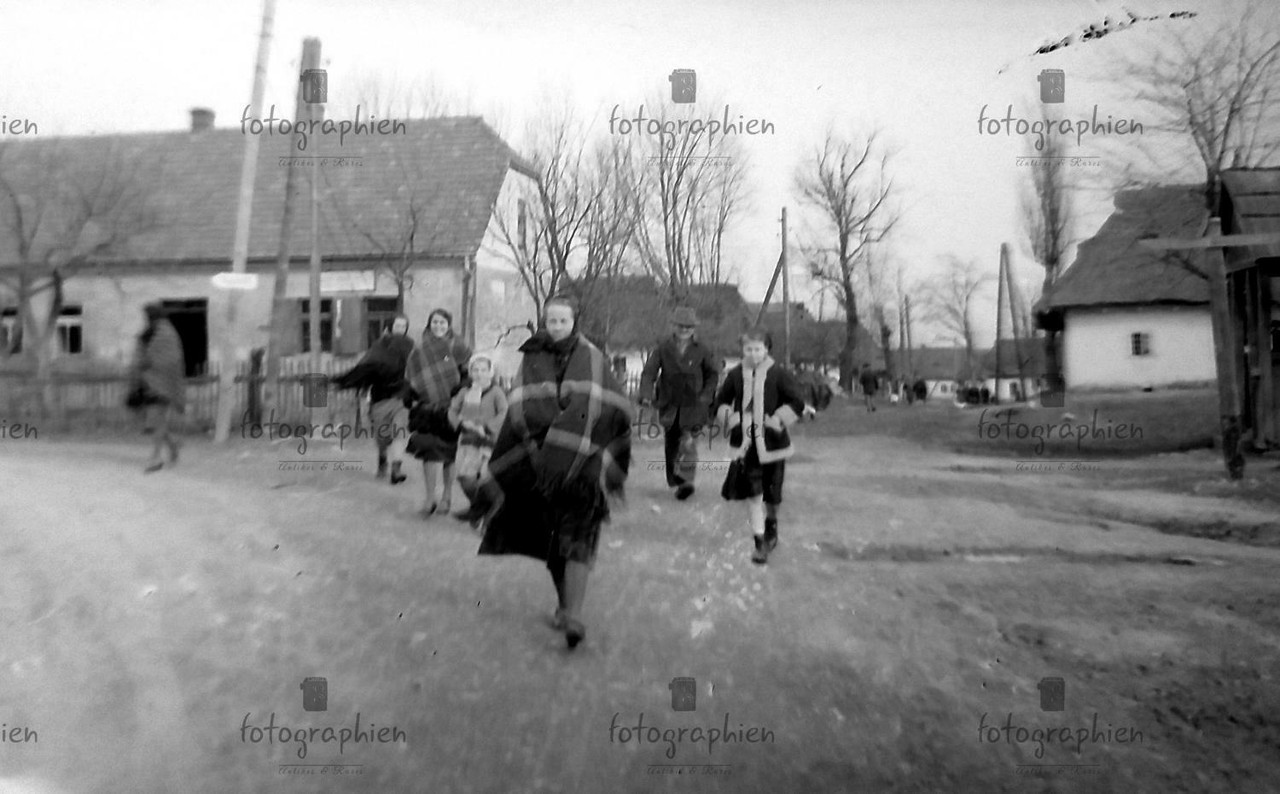 org. Foto Negativ Polen Skotniki bei Krakau Bevölkerung Frau Dorfansicht 1941