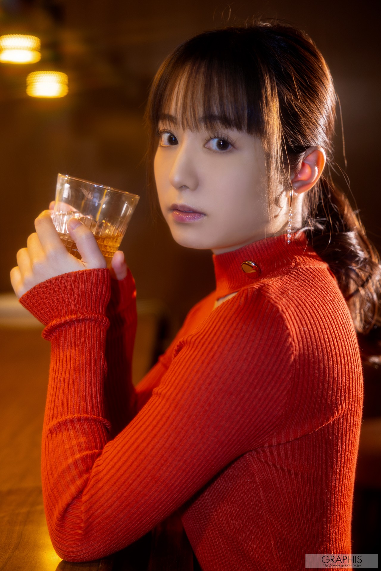 矢埜 愛茉《暖色微醺》写真作品，暖灯光下的橘红系气质美女，美得很治愈插图5