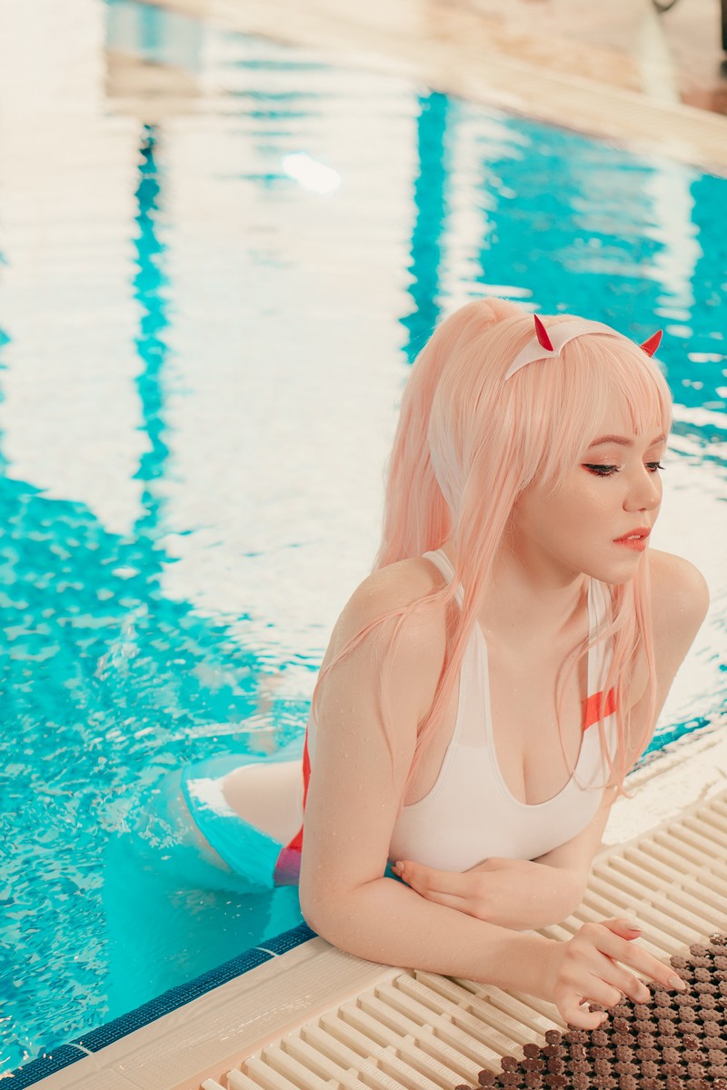 Alina Becker 02 Zero Two Cosplay Darling in the Franxx 泳池主题写真【47P-56.8M】插图1