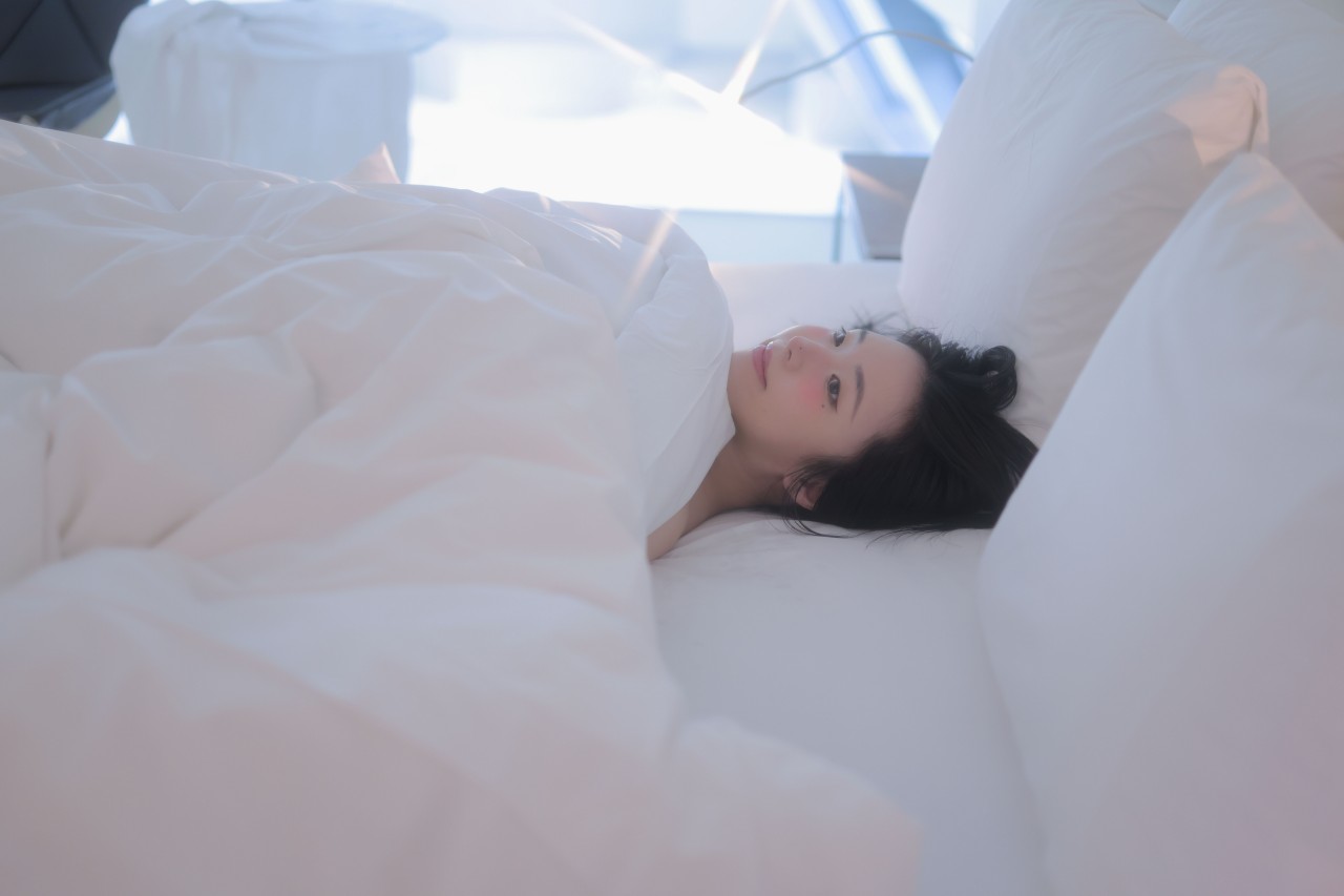 이연우 화보《粉色比基尼》写真，泳池边，性感丰满身材插图3