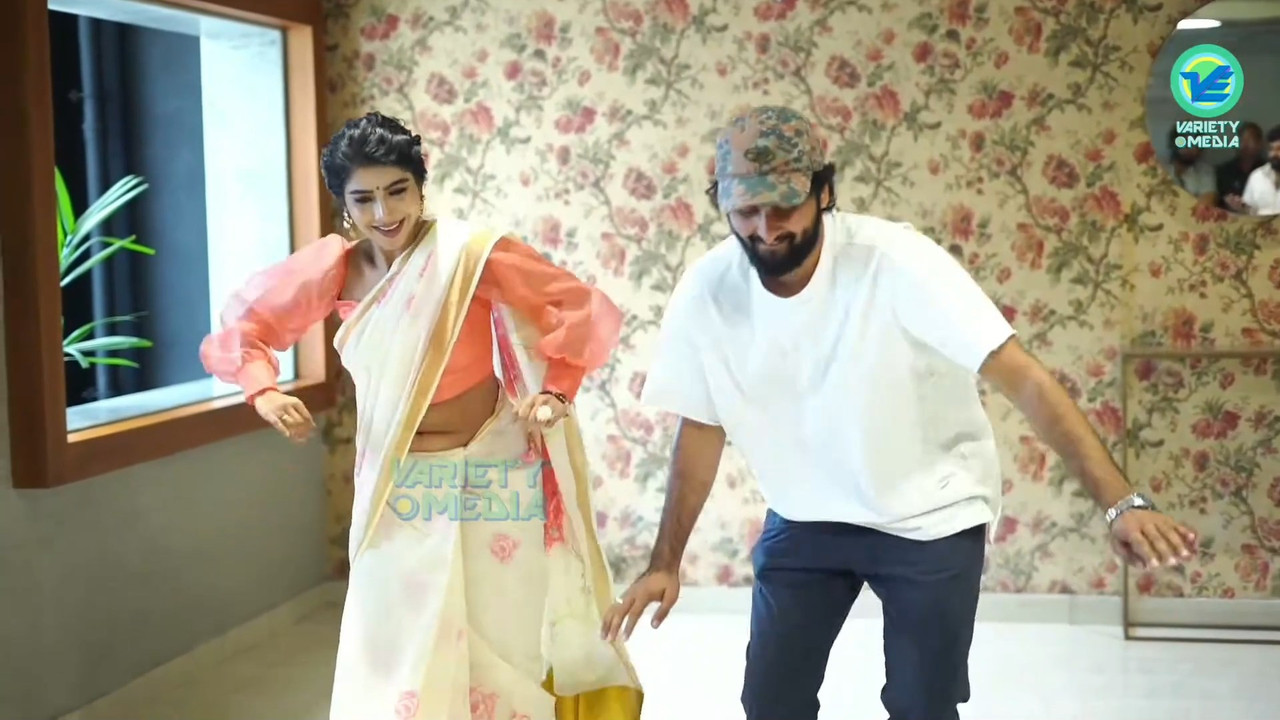 Pavithra Lakshmi Sexy Big Wide Navel in Saree from an event.mkv_snapshot_00.36.801