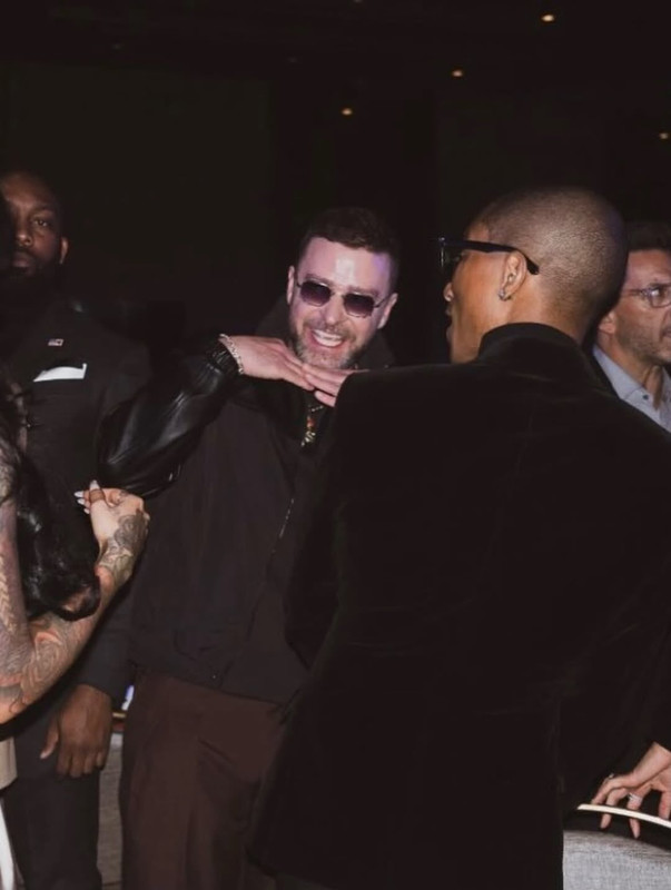 LV_ers_pharrell_and_justintimberlake_at_68th_Grammy_Awards_(2)