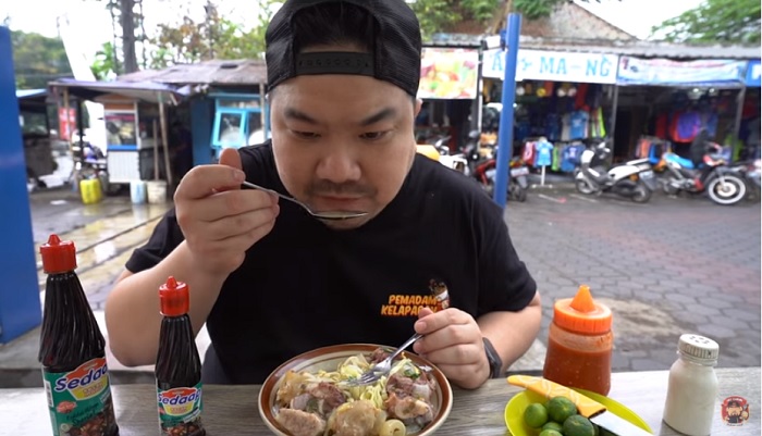 Nex Carlos saat mencicipi menu mi kocok spesial di Mie Kocok Gorowok Persib.