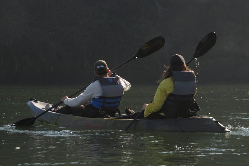 Dos personas remando en kayak doble por el río Rapel