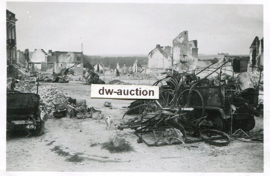 Frankreich , zerstörtes Fahrzeug in Airaines