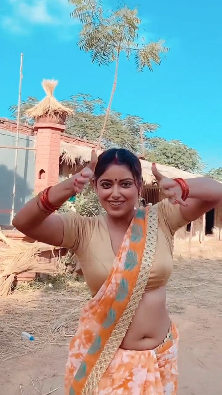 Sneha Sexy deep navel and boobs in saree.mp4_snapshot_00.11.303