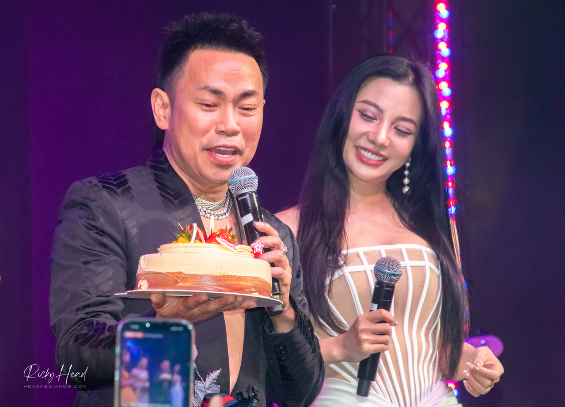Hoi Tam was surprised to have his birthday recognized on stage, feeling the warmth and love from all his well-wishers in the audience as he received congratulations.