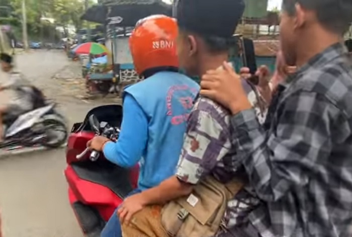 Tukang ojek yang beroperasi di Puncak Gunung Muria. Mereka punya tanda khusus bagi keanggotannya.Para anggota dibekali rompi biru langit dengan tulisan berwarna ungu. penghasilan mereka cukup fantastis bahkan bisa mencapai Rp 10 juta per bulan.
