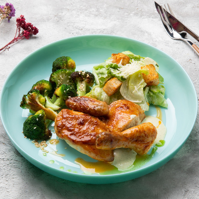 შემწვარი წიწილა ბოსტნეულით და ბროწეულის სოუსით