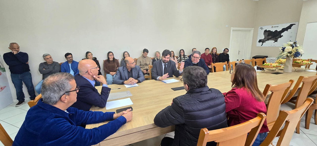 Representantes municipais e integrantes da CGU durante reunião sobre integridade pública
