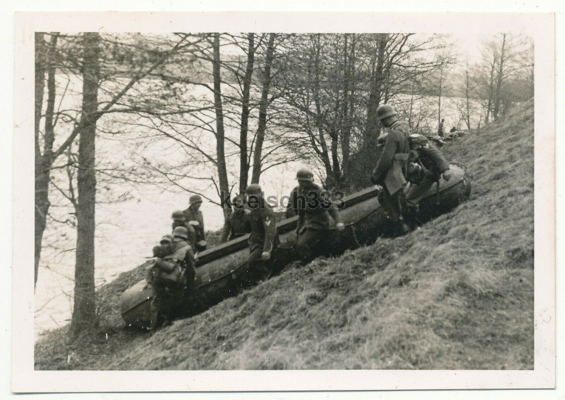 ! Foto Pioniere der Wehrmacht tragen Floßsack Schlauchboot zum Gewässer