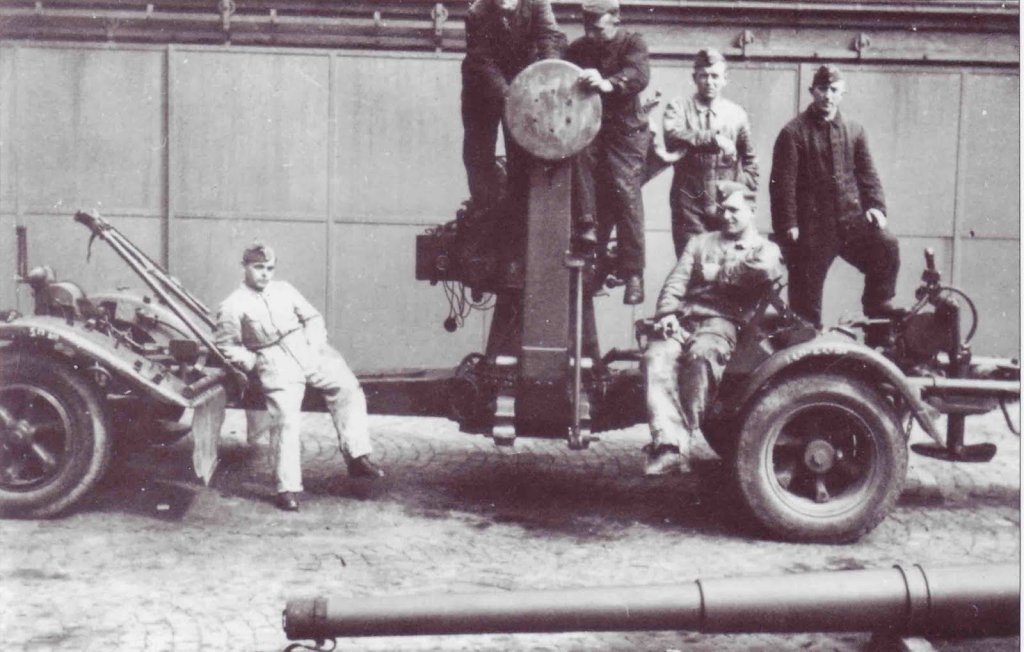 Los servidores de un Flak 88 posan subidos a este Los servidores de un Flak 88 posan subidos a este