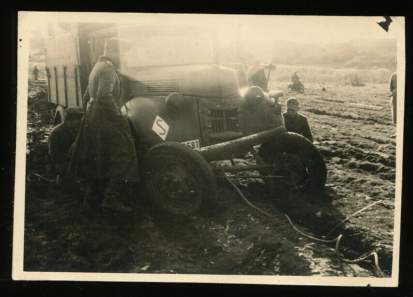 Foto - verunglückter LKW im Schlamm