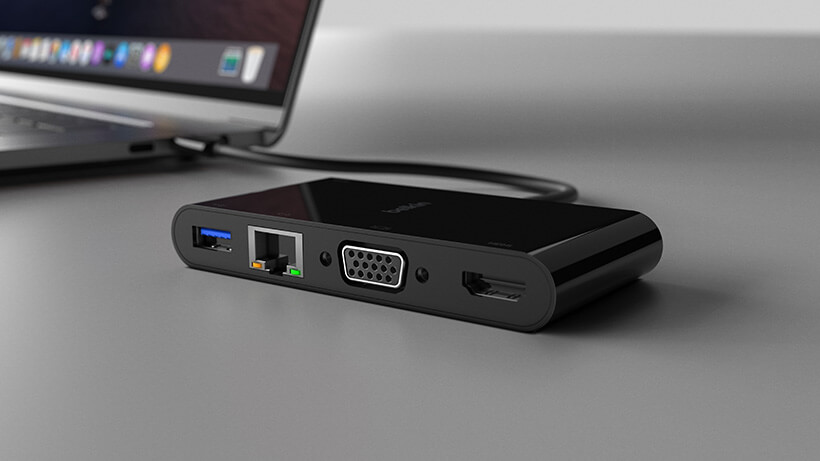 Adaptador multimedia 4 en 1 de Belkin conectado a una laptop y a un monitor.