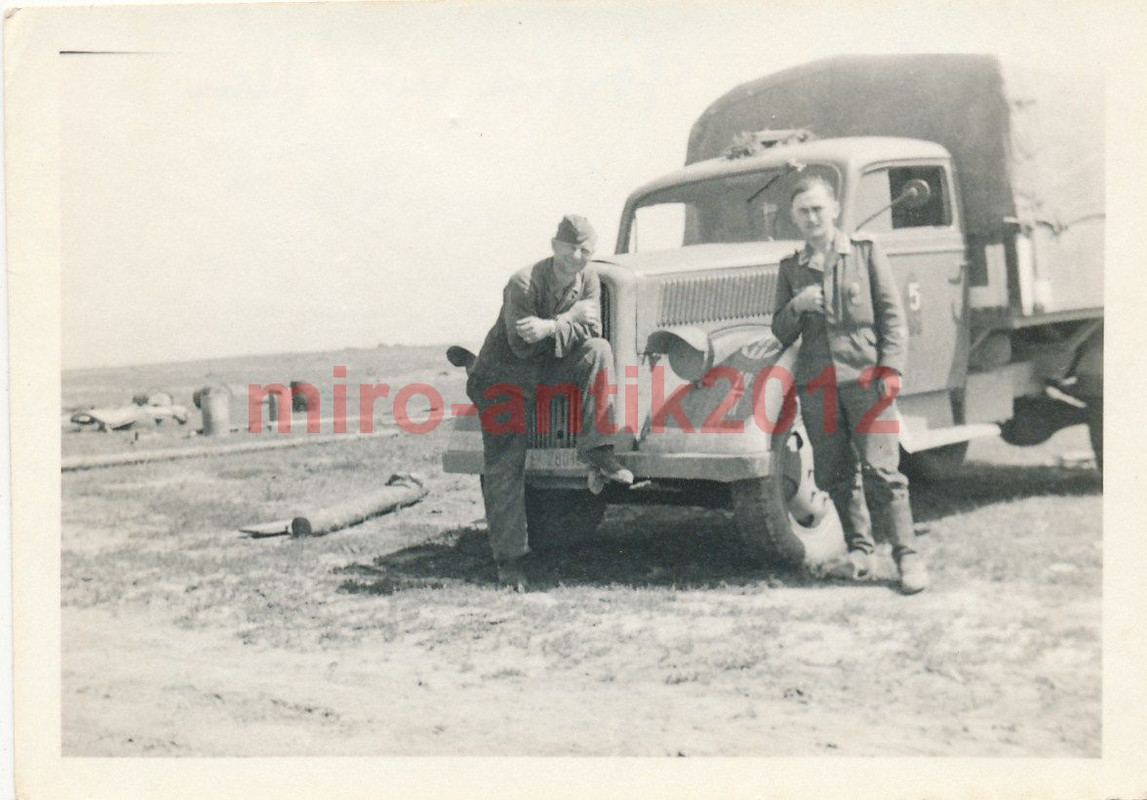 Foto, Transportkolonne 10II, In heißer Sonne vor dem Quartier, L