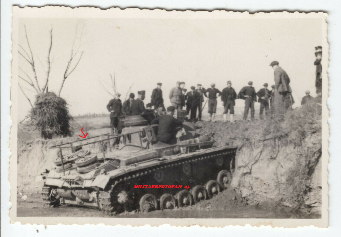 Wehrmacht Panzer III m.Antenne Durchbruchsversuch am Flußufer 1941 Rußland