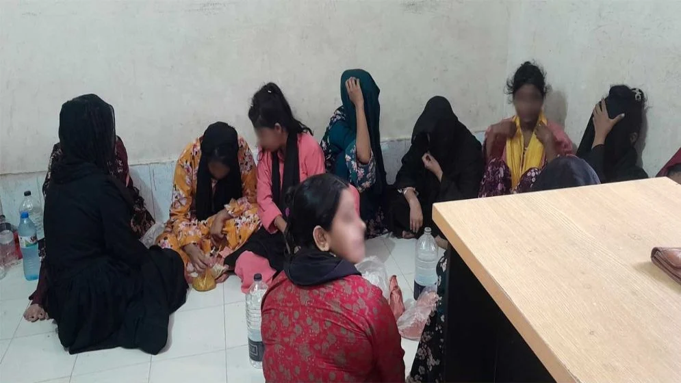 গাজীপুরে আবাসিক হোটেলে অভিযান, নারী-পুরুষসহ গ্রেফতার ৩৯