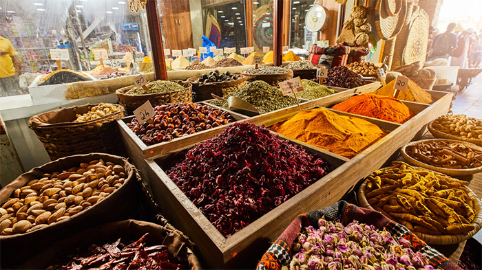Beragam rempah yang dijual di Souq Waqif.