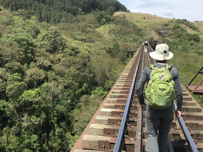 Trilha na Serra do Cadeado com caminhantes em meio à natureza exuberante