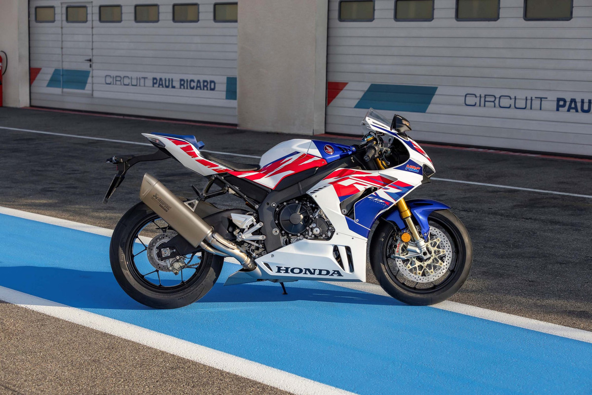 Спортбайк Honda CBR1000RR-R Fireblade SP 30th Anniversary 2022