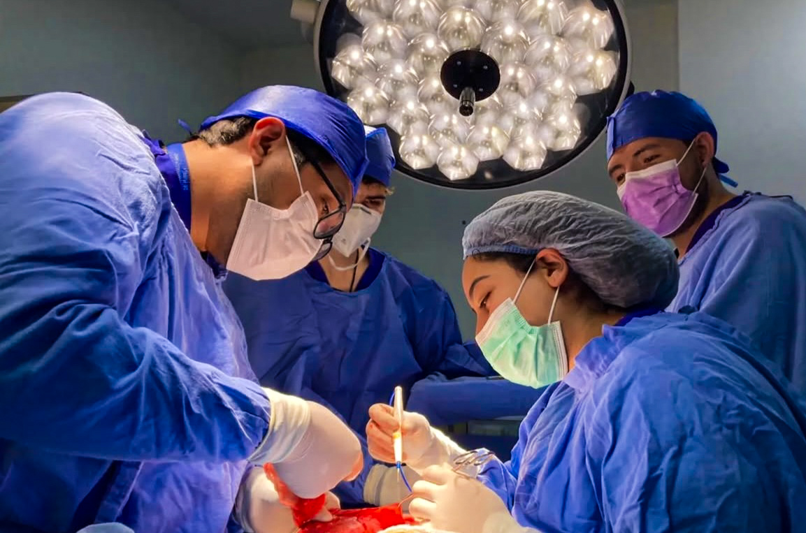 Equipo médico en consultorio