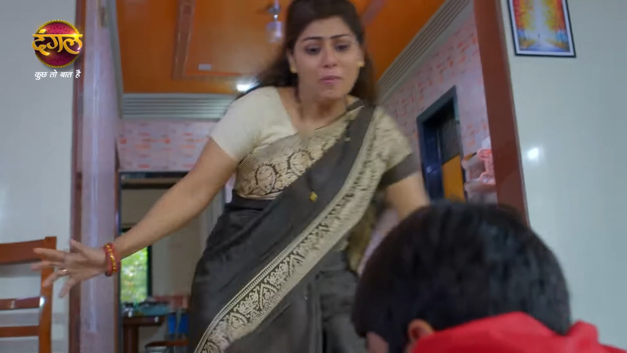 chubby serial actress sexy navel slips in saree.mkv_snapshot_00.16.099