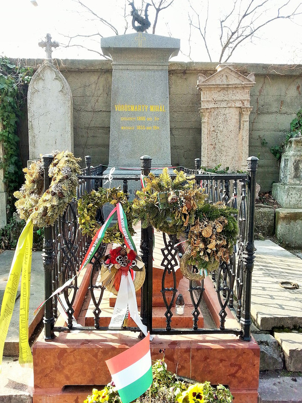 Kerepesi_temető_nyugati_utcai_oldal_falsírboltok_j82_Vörösmarty