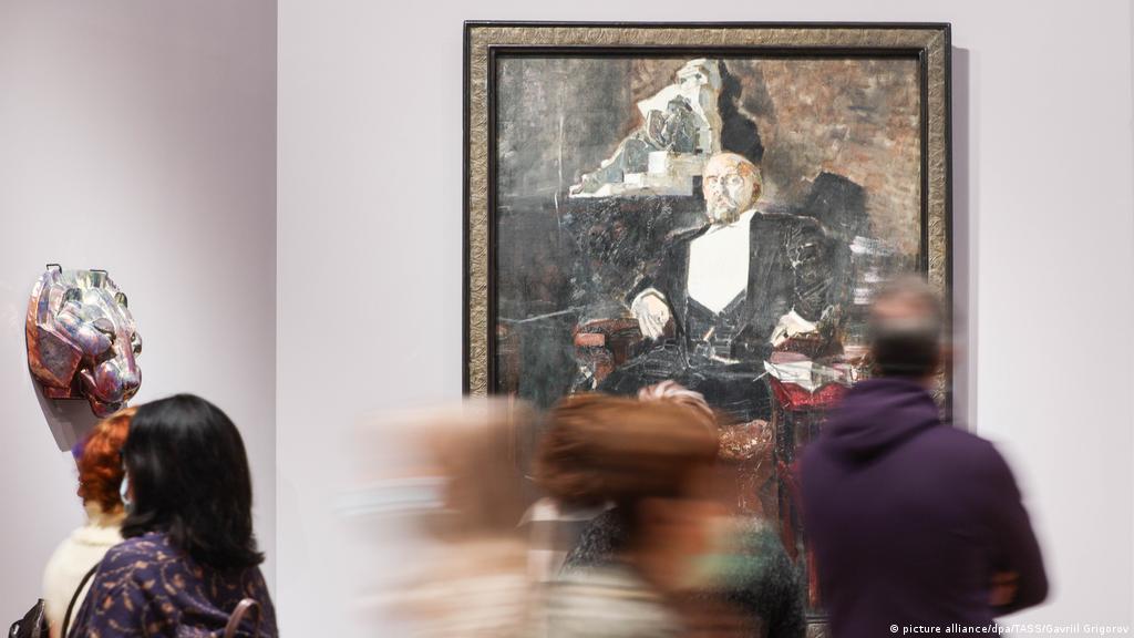 Guardia ‘aburrido’ vandaliza pintura de 1 mdd en museo ruso