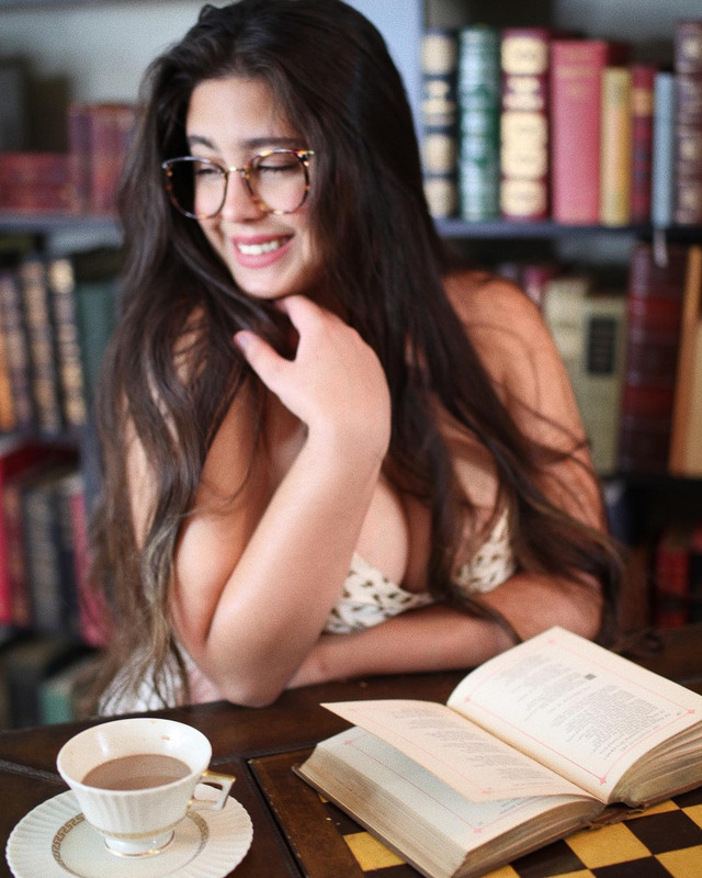 ناتالي مونرو تظهر بإطلالة جريئة ومثيرة  Nataliemonroe-1719093562711