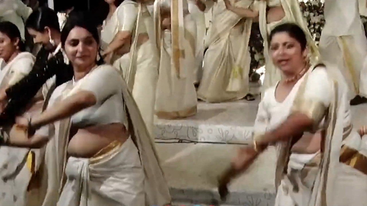 Busty malayali girl big boobs and navel in white kerala saree.mp4_snapshot_00.50.416