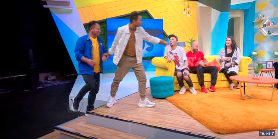 Raffi Ahmad menarik Vicky Prasetyo kembali ke tengah set