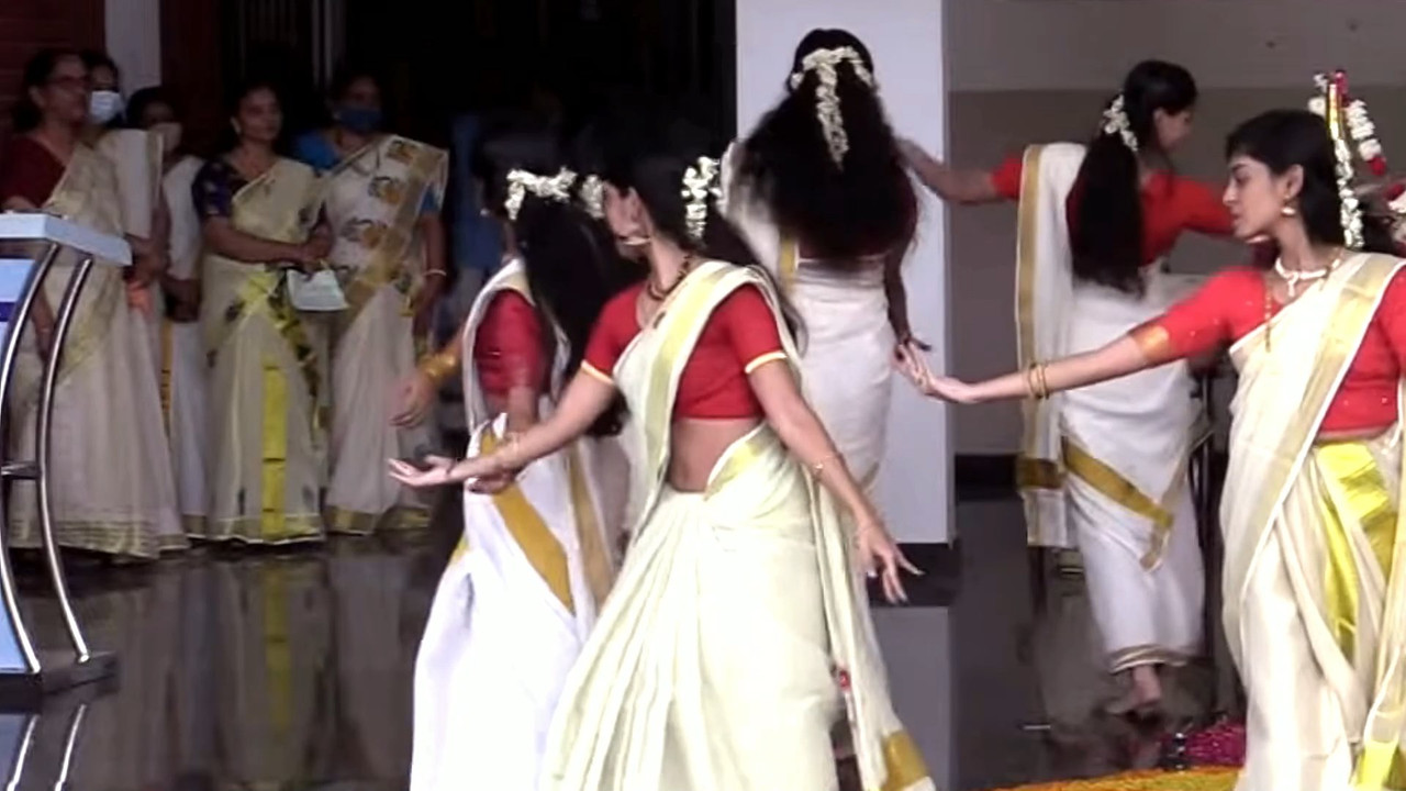 Cute Beautiful Malayali girl Navel slips while thiruvathira.mp4_snapshot_00.15.677