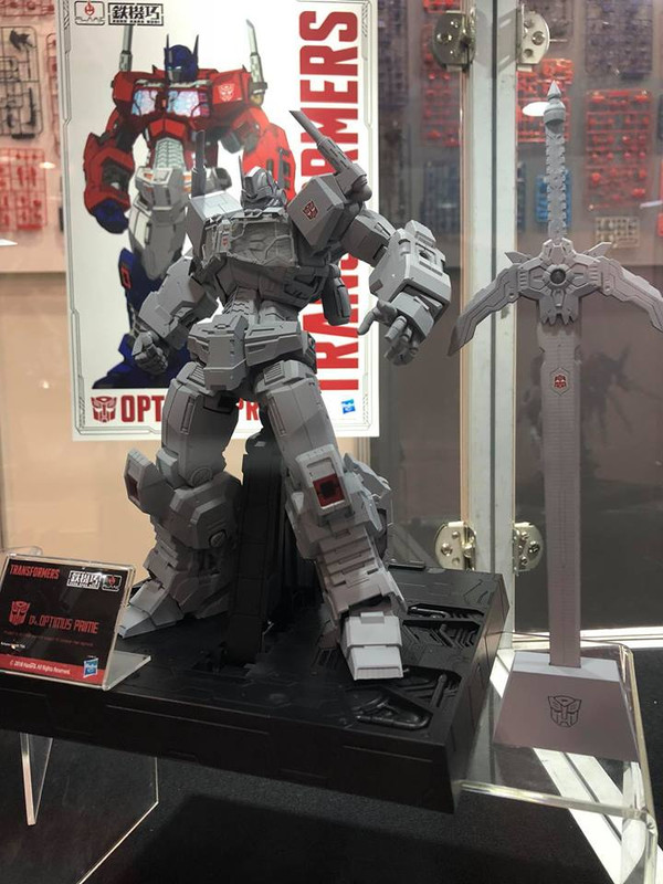 16-Flame-Toys-Kuro-Kara-Kuri-IDW-Optimus-Prime