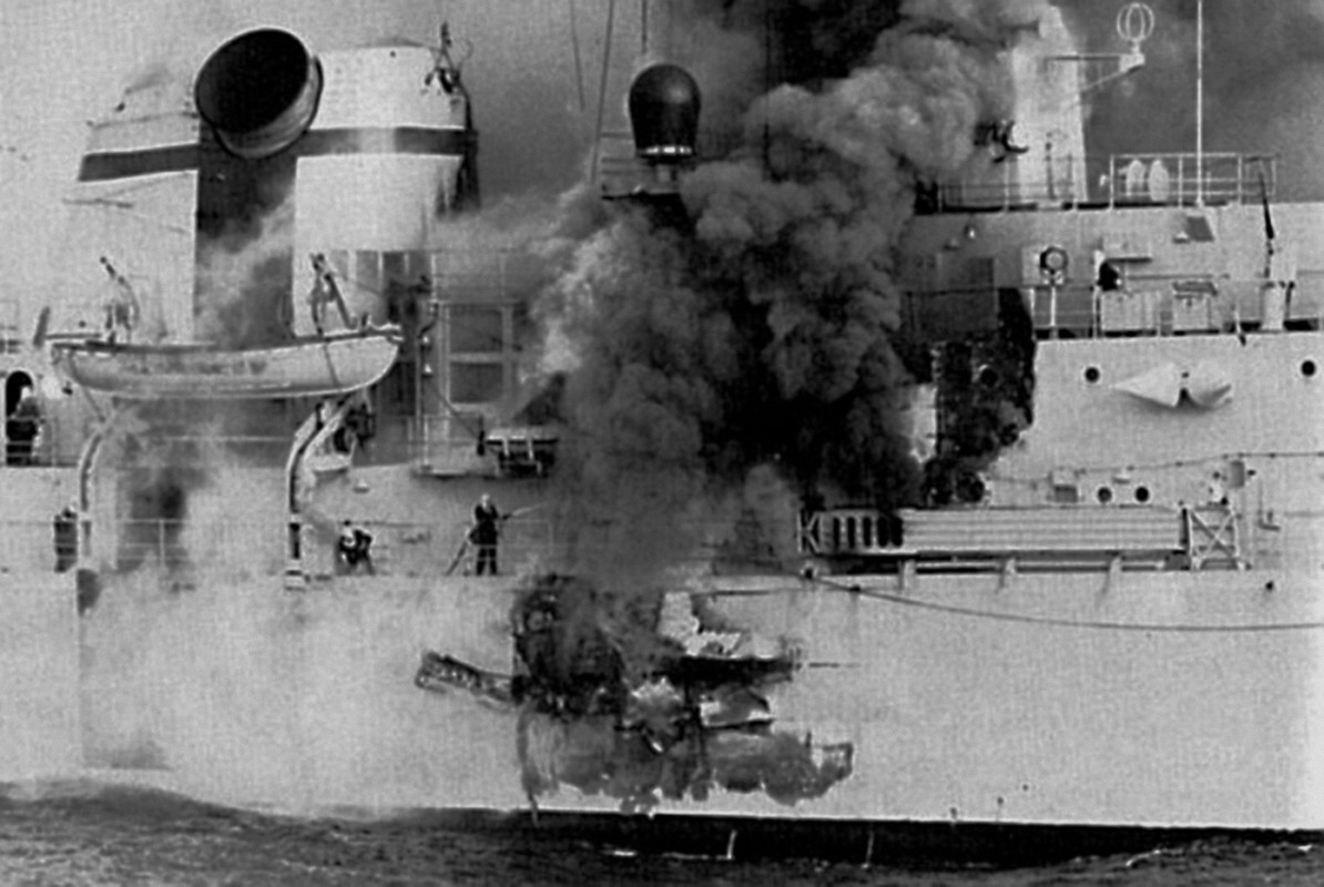 HMS Sheffield (D.80) тушение пожара после попадания аргентинской ракеты, 4 мая 1982