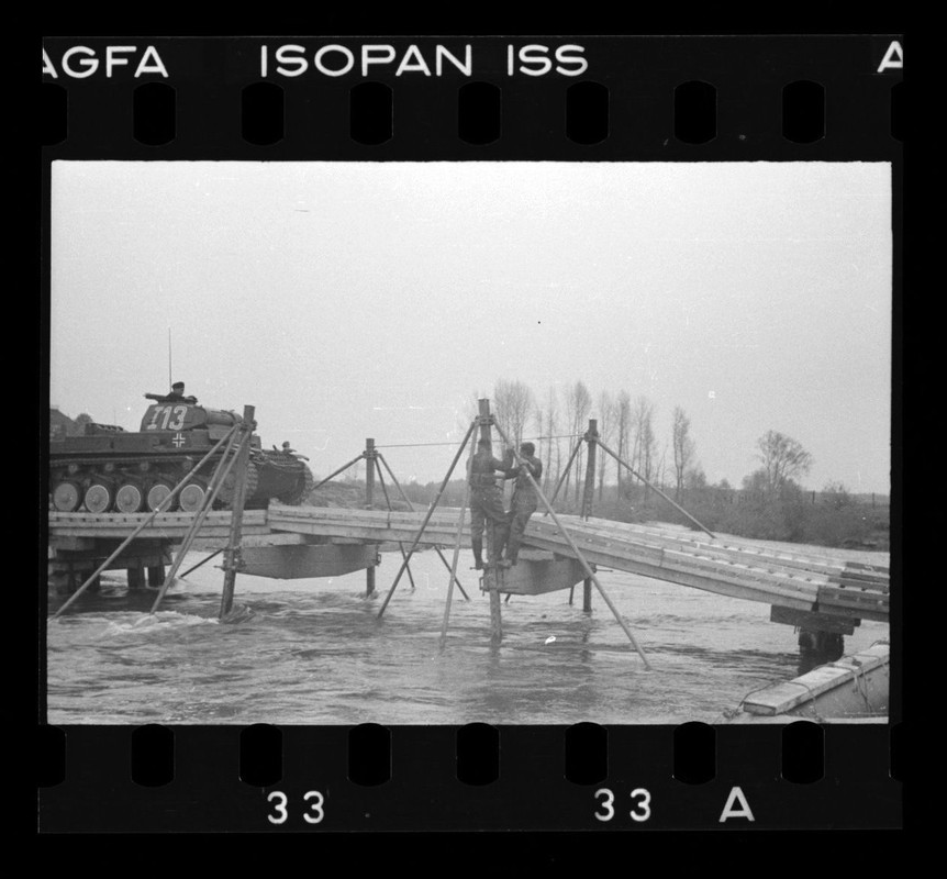 , Panzer auf einer provisorischen Holzbrücke