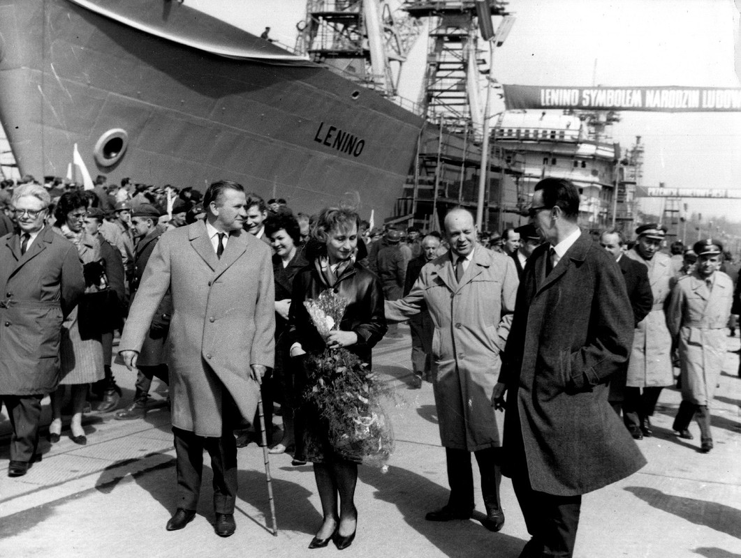 Z prawej dyr. SKP - E. Zabiełło, w środku m. chrzestna R. Hanin. Zbiór K. Stefańskiego_tn