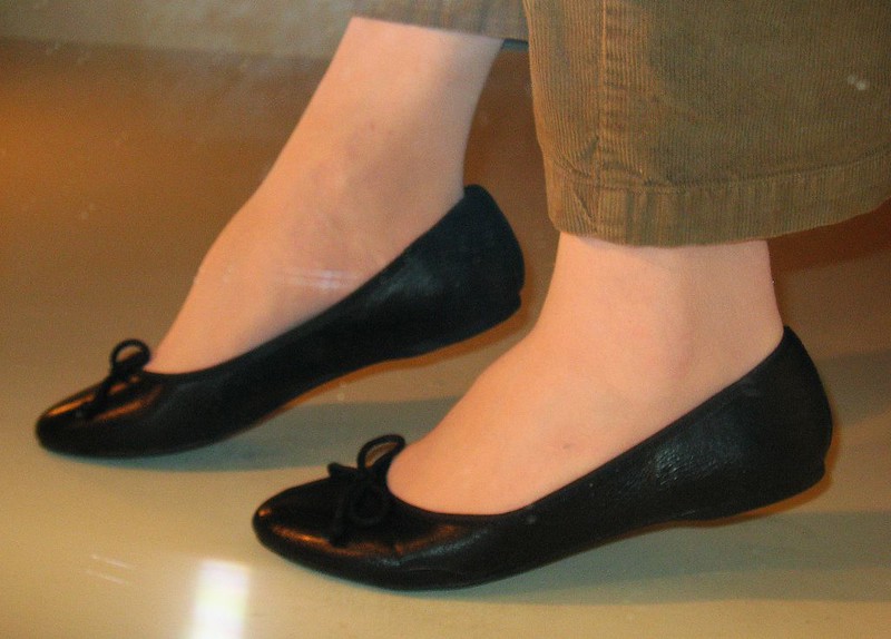 Ilustrasi flat shoes untuk liburan.