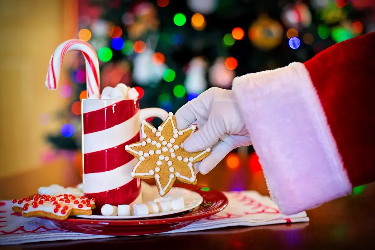 red-candy-cane-santa-claus-1906513-1280.webp