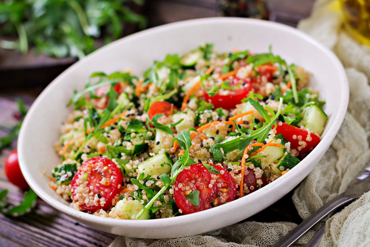 Saladas com quinoa, rúcula, rabanete, tomate e pepino