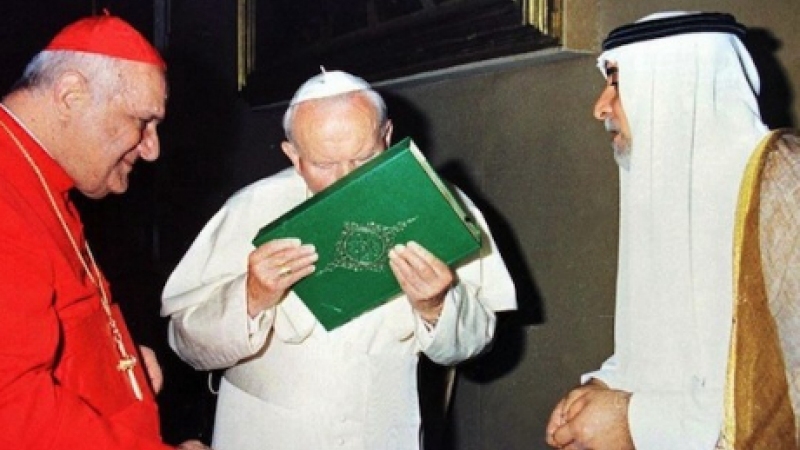 pjp-ii-kissing-koran-may-14-1999-460.jpg