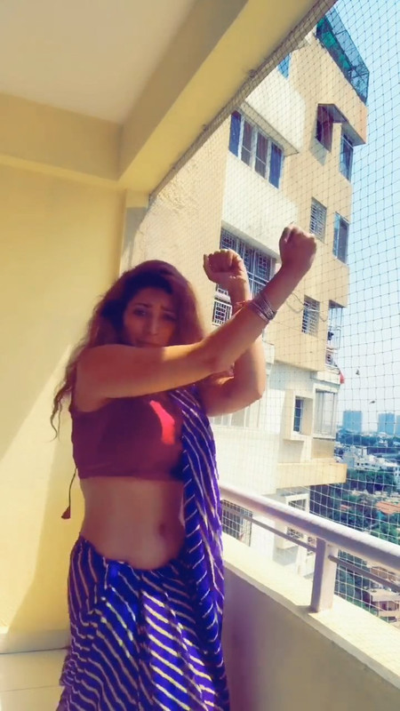 sexy girl in pink saree.mp4_snapshot_00.11.865