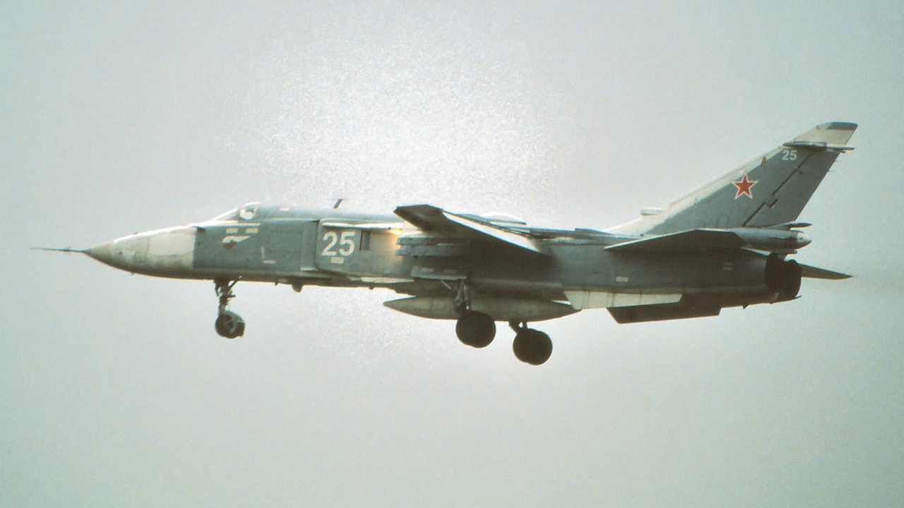 11 ORAP Su-24MR 25 White_0615310