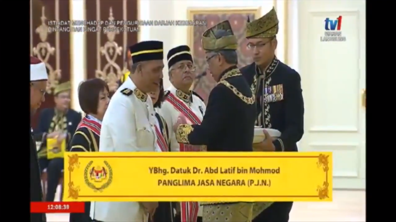 istiadat darjah kebesaran di istana