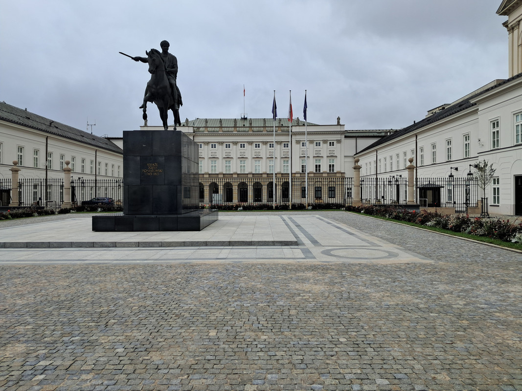 Varsovia 2024 la ciudad Fénix que resurgió de sus cenizas. - Blogs of Poland - Dia 1-Palacio Real, centro histórico y Free tour. (36)