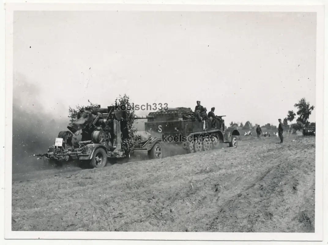 Foto Panzer Halbkette mit 88 Flak Geschütz an der Ostfront Wappen Emblem Kennung