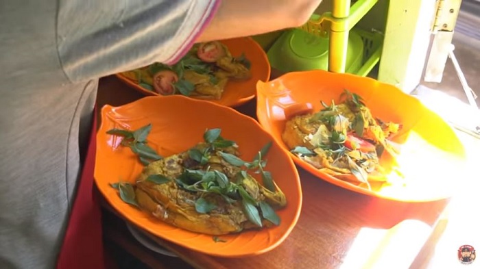 Menu kepala ikan di Warung Artis Kuah Asam Tenau.