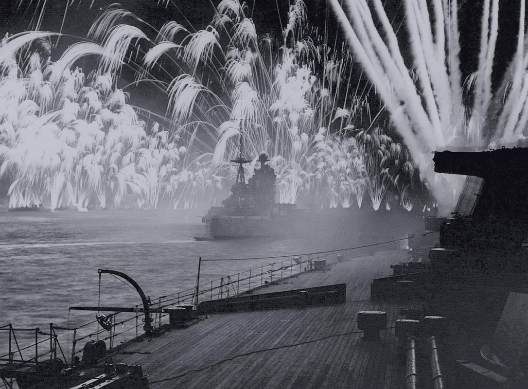 HMS-Rodney-visible-en-el-centro-durante-las-celebraciones-del-Jubileo-de-Plata-en-Spithead-el-16.jpg