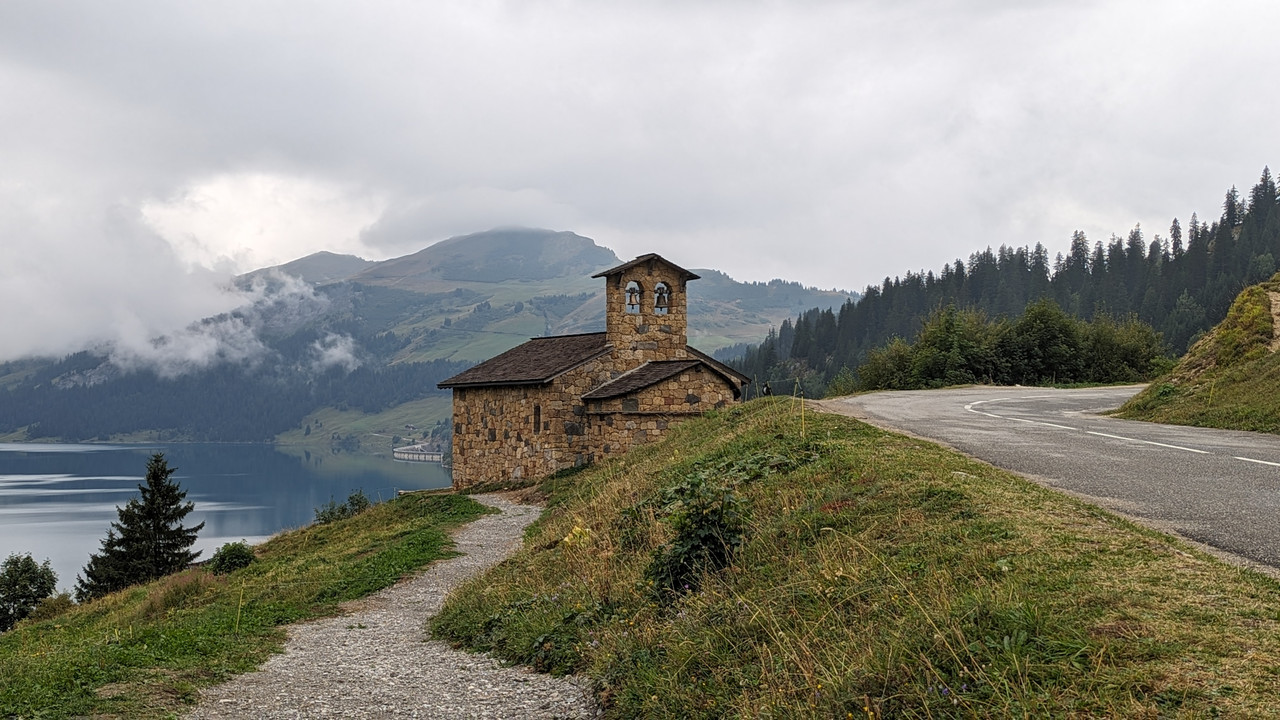 Route des grandes alpes en 718 spyder J0-CORMET-chapelle