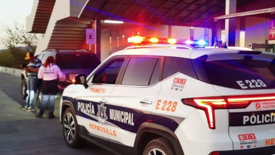 Hombre es detenido tras agredir a su esposa mientras ingería bebidas embriagantes en Hermosillo