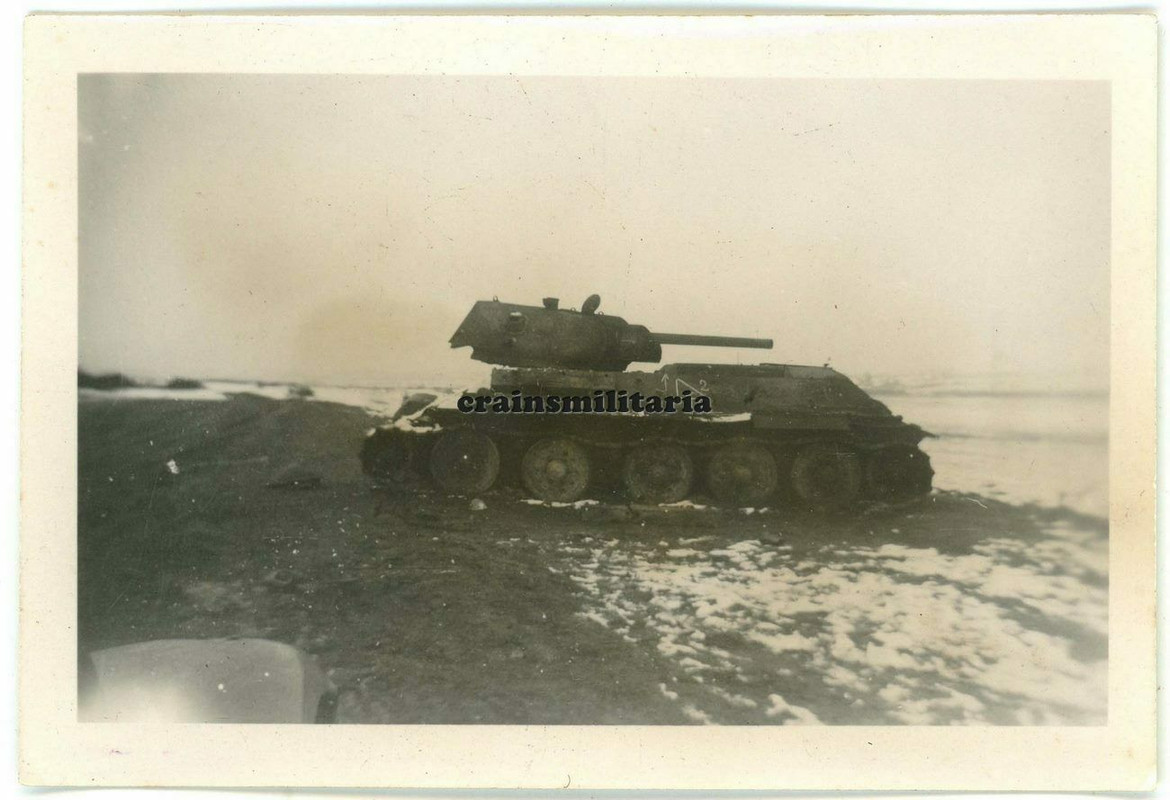 Orig. Foto zerstörte russ. Panzer T-34 Tank im DEMJANSK Kessel Russland 1942